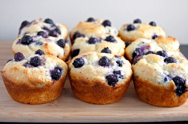 Gluten Free Bluebery Muffins {easy to make, hard to resist!} | emthebaker.com
