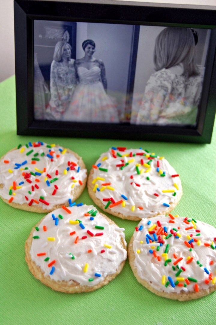 Gluten Free Lofthouse Cookies {pillowy soft goodness, nobody will know they're gluten free!} emthebaker.com