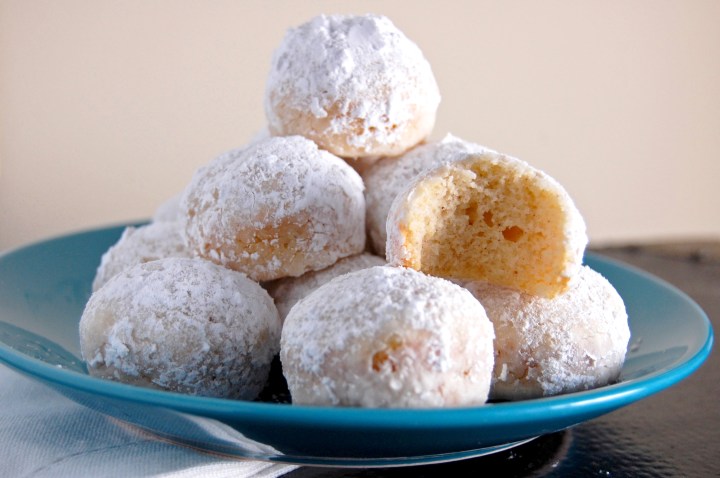 Gluten Free Powdered Sugar Donut Holes {baked not fried!} | emthebaker.com