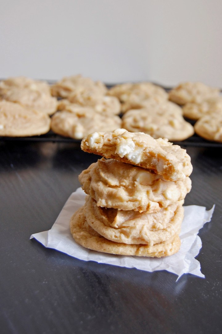 Gluten Free White Chocolate Vanilla Cookies {the base of a snickerdoodle just bursting with white chocolate chips!} | emthebaker.com
