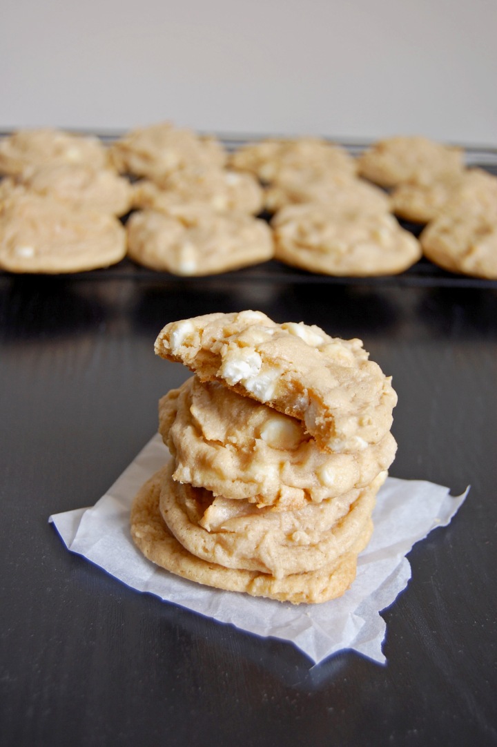 Gluten Free White Chocolate Vanilla Cookies {the base of a snickerdoodle just bursting with white chocolate chips!} | emthebaker.com